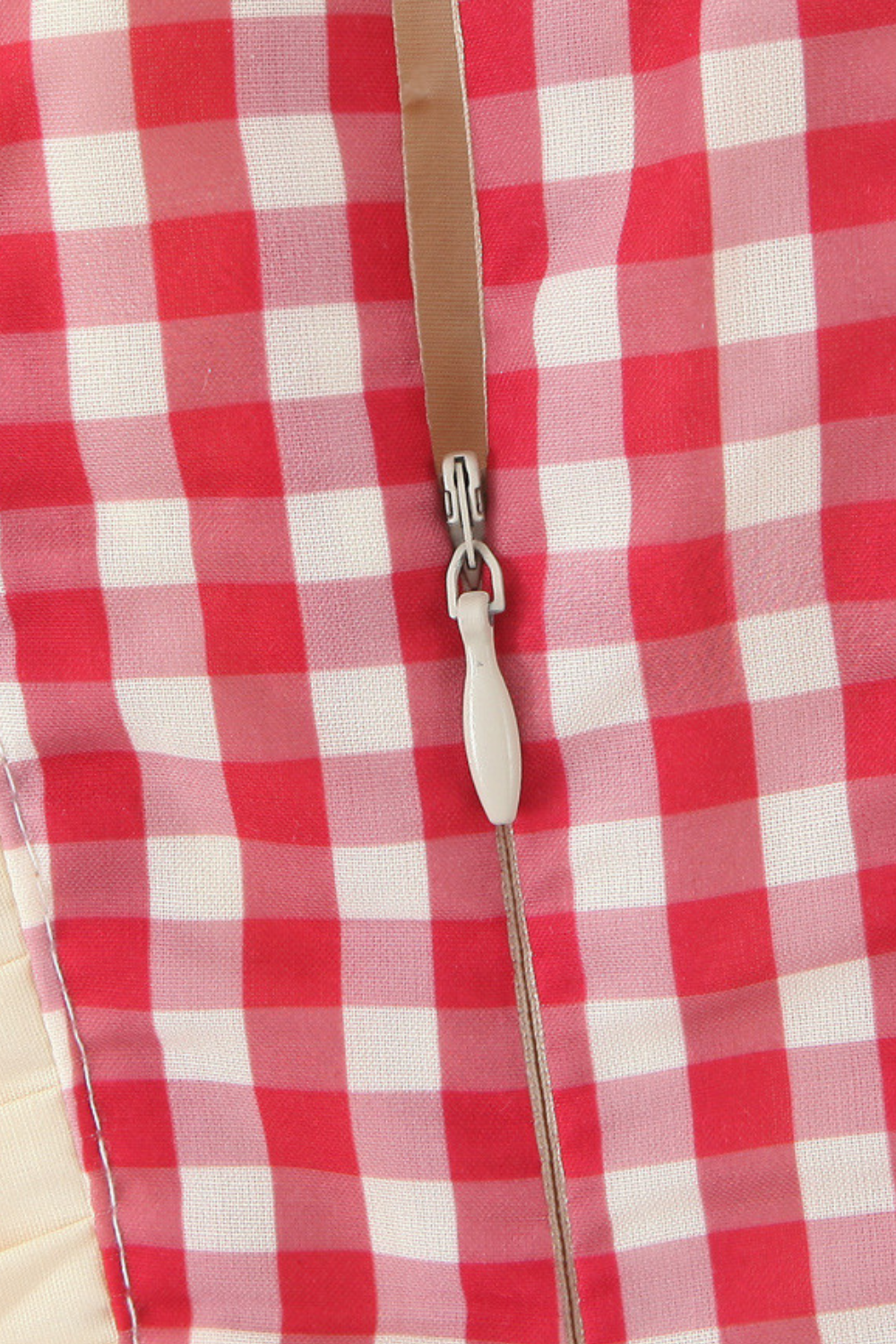 Schönes kurzes Kleid