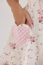 Schönes kurzes Kleid