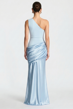 Isís langes Kleid