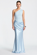 Isís langes Kleid