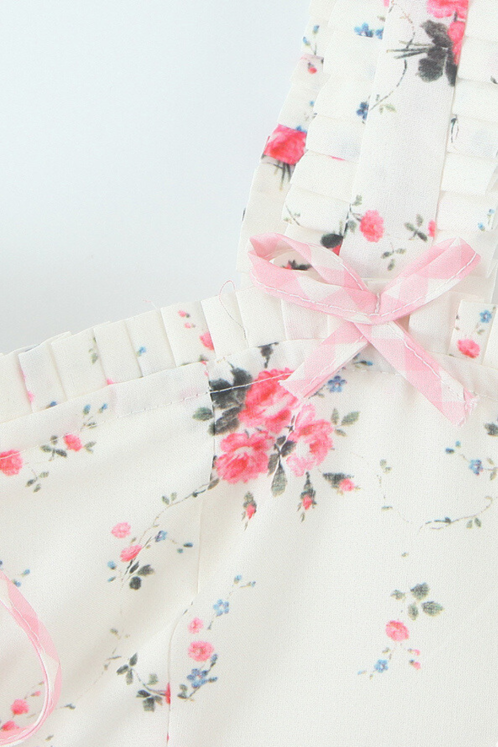Schönes kurzes Kleid