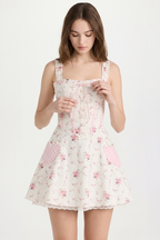 Schönes kurzes Kleid