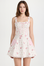 Schönes kurzes Kleid