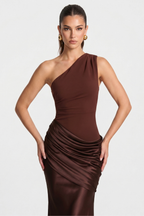 Isís langes Kleid