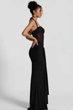 Amira Langes Kleid