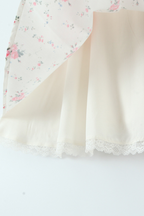 Schönes kurzes Kleid
