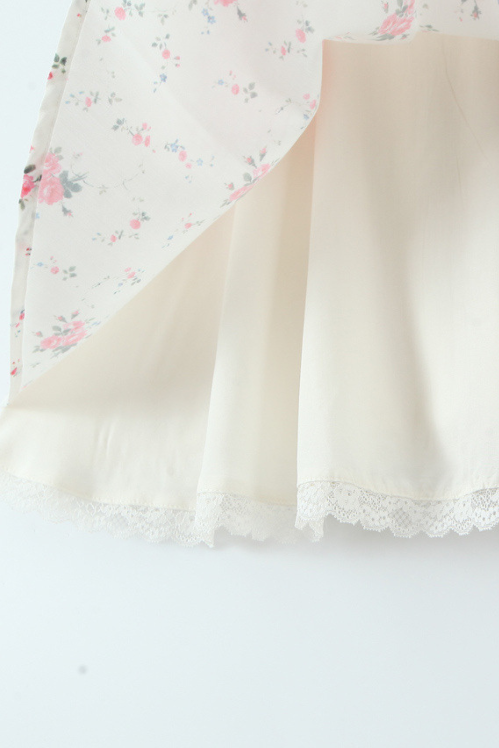 Schönes kurzes Kleid